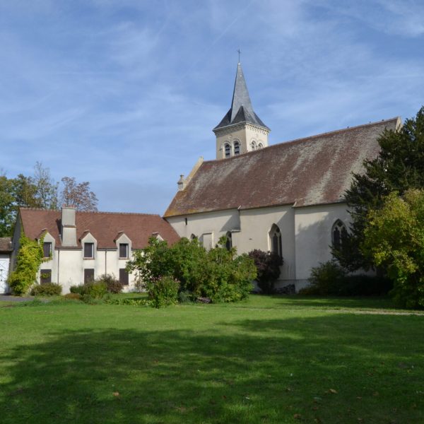 Le Prieuré, à côté de l’Eglise, rue de l’Eglise, un parc vert